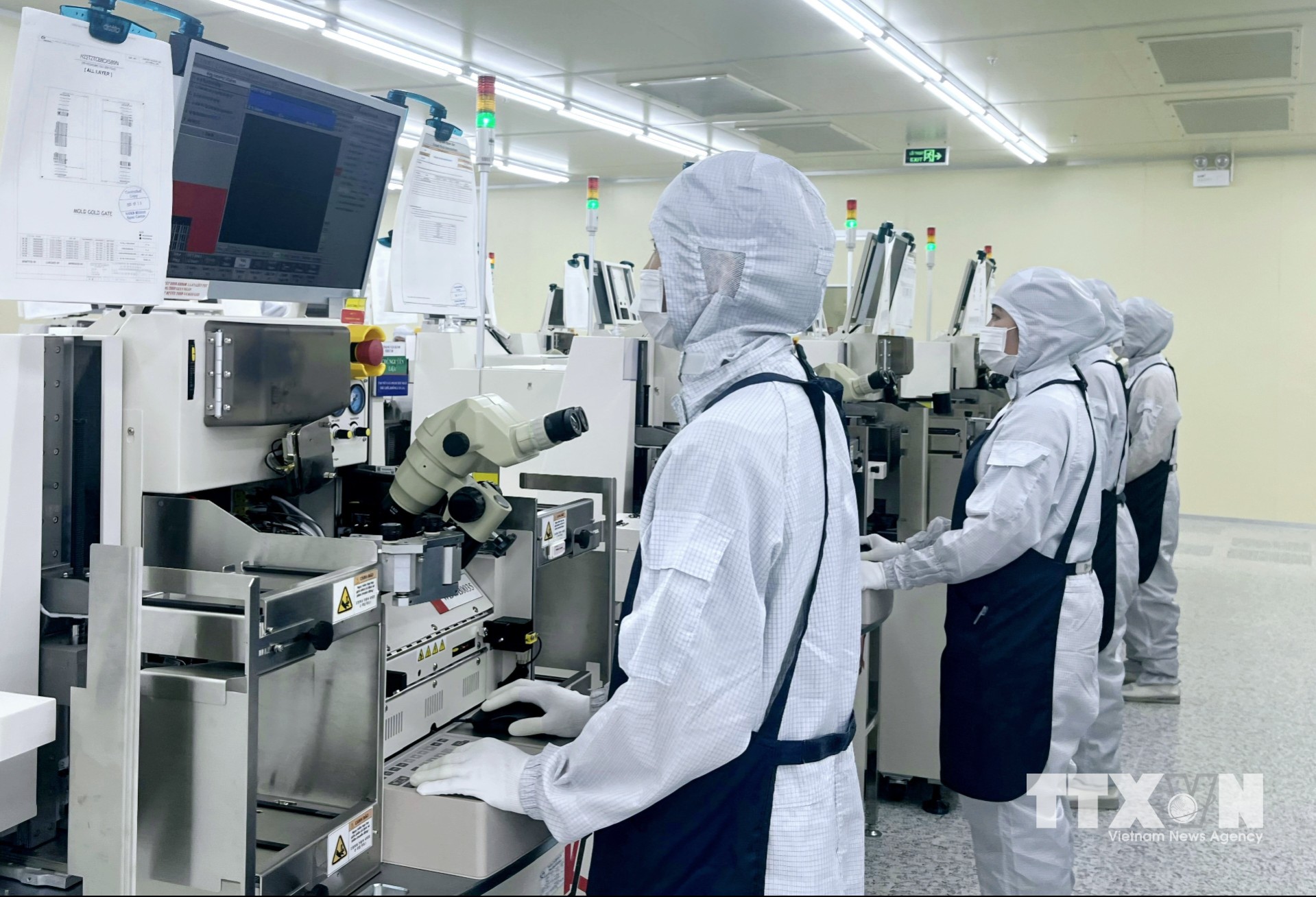 Công nhân làm việc tại Công ty Hana Micron Vina, Khu công nghiệp Vân Trung, Bắc Ninh. (Ảnh: Đồng Thúy/TTXVN)